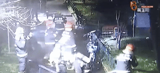 家中起火,情侣衣衫不整蹲在马路中间,原因竟是……