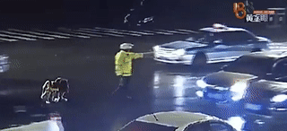 家中起火,情侣衣衫不整蹲在马路中间,原因竟是……